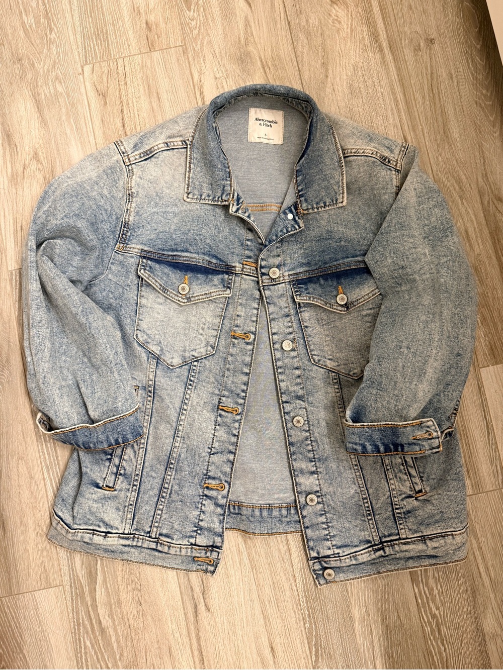 Abercrombie & Fitch Light Blue Washed Denim Jacket - Women’s Small (oversized)